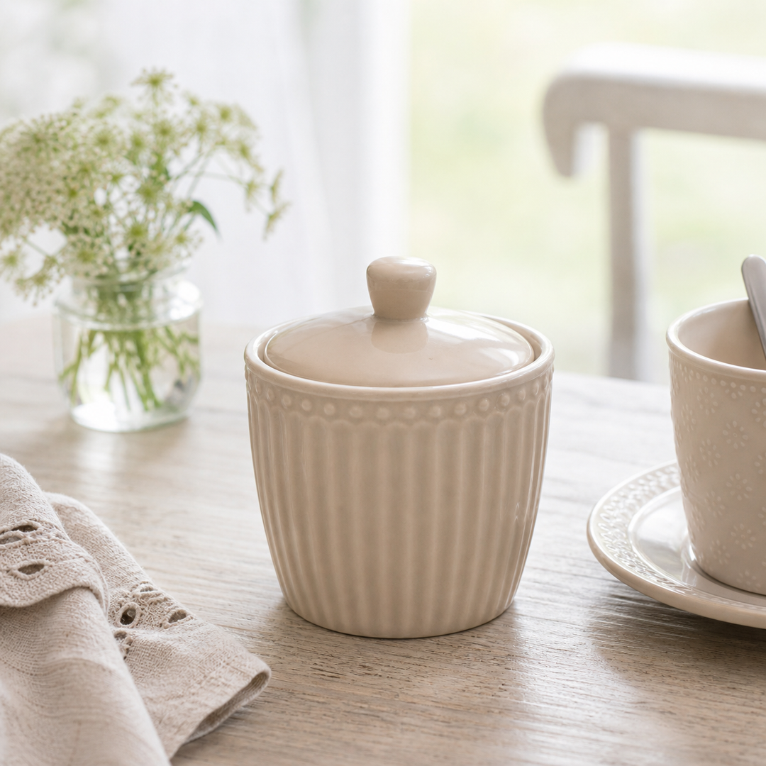 GreenGate Zuckerdose Alice Fudge freigestellt, Landhausstil, minimalistische Produktdarstellung