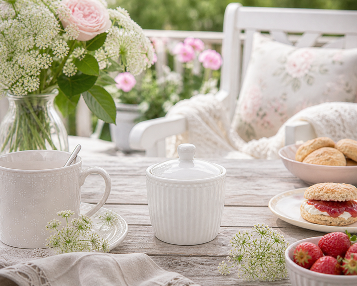 GreenGate Zuckerdose Alice Weiß auf sommerlicher Terrasse im Shabby Chic Landhausstil mit Blumen, Beeren und hellem Holztisch