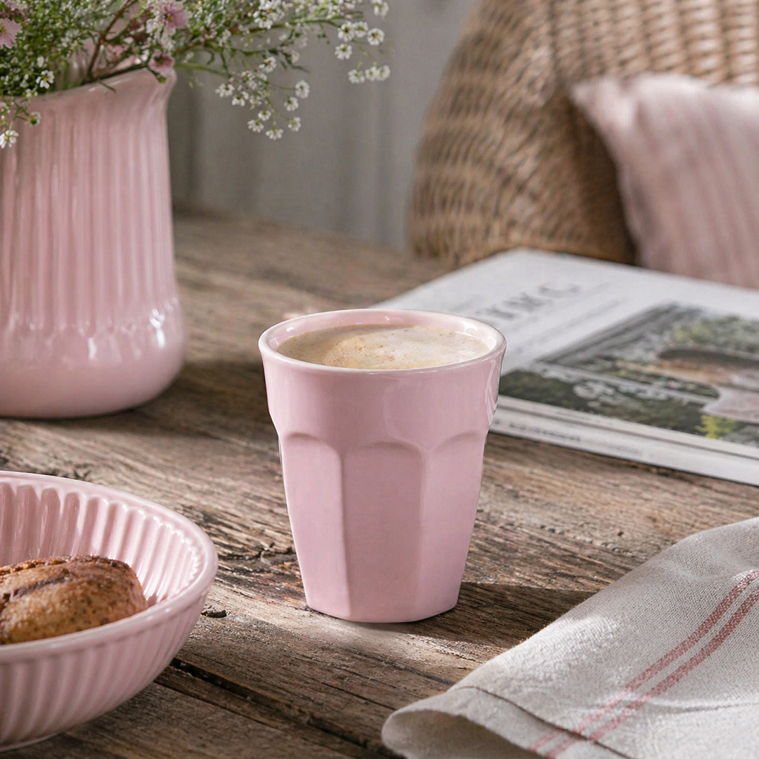 IB Laursen Café Latte Becher Mynte English Rose rosa auf Holztisch mit Kaffee im skandinavischen Landhausstil