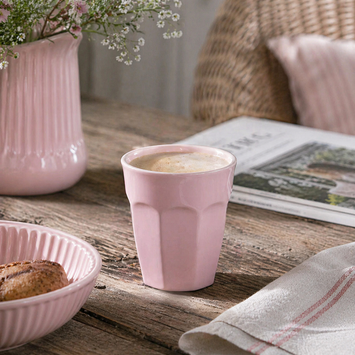 IB Laursen Café Latte Becher Mynte English Rose rosa auf Holztisch mit Kaffee im skandinavischen Landhausstil