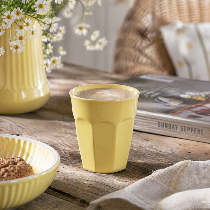 IB Laursen Café Latte Becher Mynte Lemonade gelb auf Holztisch mit Kaffee und Deko im skandinavischen Landhausstil