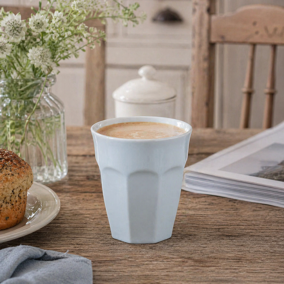 IB Laursen Café Latte Becher Mynte Stillwater hellblau auf Holztisch mit Kaffee im skandinavischen Landhausstil