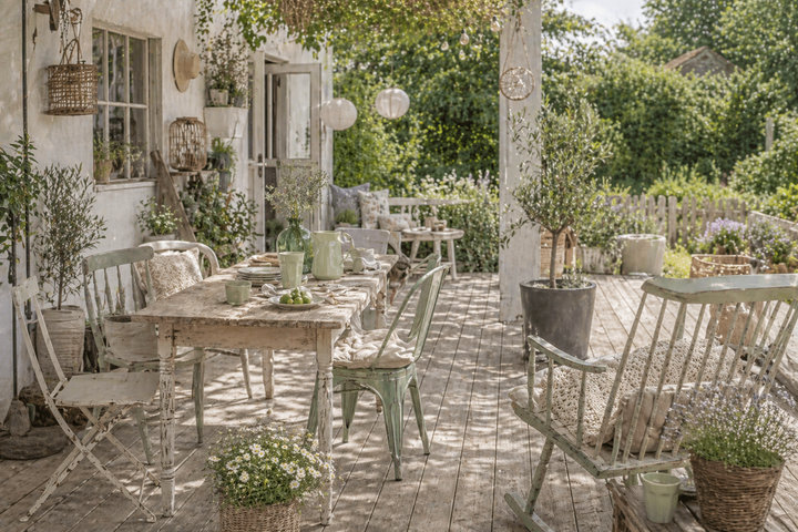 IB Laursen Mynte Becher Wasabi grün auf Terrasse im Shabby Chic Landhausstil sommerliche Gartenszene