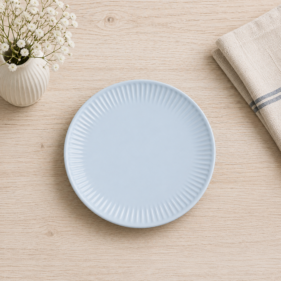 IB Laursen Frühstücksteller Mynte Stillwater 19,5 cm in zartem Hellblau auf hellem Holztisch im Landhausstil, minimal und clean