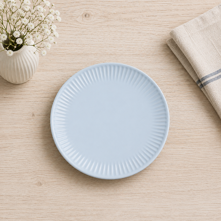 IB Laursen Frühstücksteller Mynte Stillwater 19,5 cm in zartem Hellblau auf hellem Holztisch im Landhausstil, minimal und clean