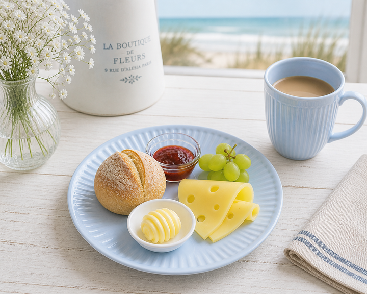 IB Laursen Frühstücksteller Mynte Stillwater 19,5 cm mit Frühstück in heller skandinavischer Küsten Szene, minimal und clean