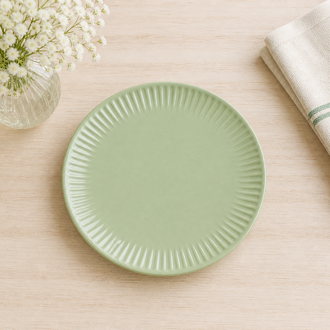 IB Laursen Frühstücksteller Mynte Wasabi 19,5 cm in sanftem Grün auf hellem Holztisch im Landhausstil, minimal und clean