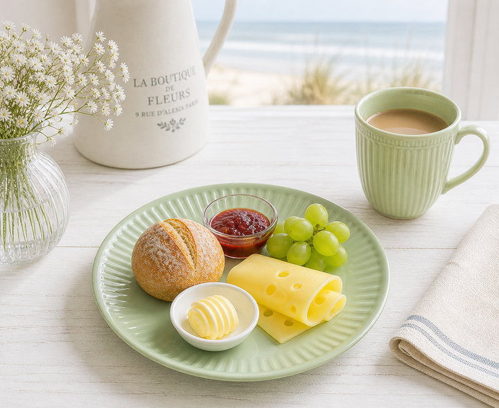 IB Laursen Frühstücksteller Mynte Wasabi 19,5 cm mit Frühstück in heller skandinavischer Küsten Szene, minimal und clean