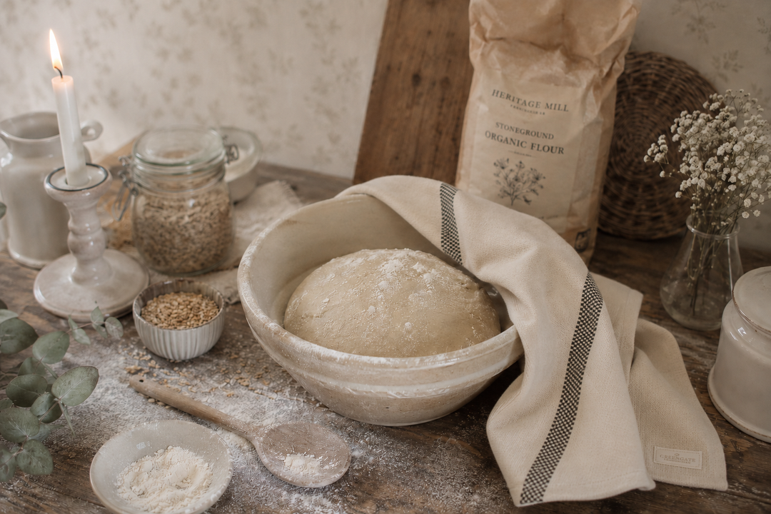 IB Laursen Geschirrtuch Chloe Creme mit grünen Streifen in romantischer Backszene mit Teigschüssel und Landhausküche