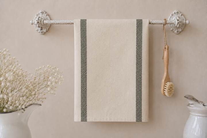 IB Laursen Geschirrtuch Chloe Creme mit grünen Streifen an vintage Handtuchstange im Landhausstil