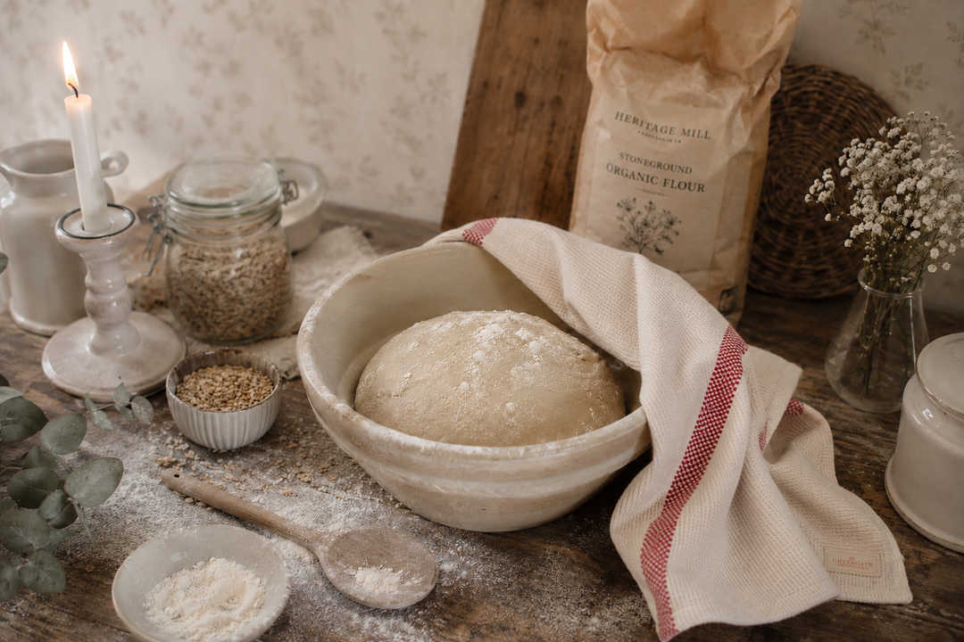 IB Laursen Geschirrtuch Chloe Creme mit roten Streifen in romantischer Backszene mit Teigschüssel und Landhausküche