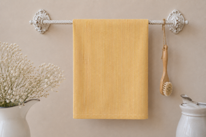 IB Laursen Geschirrtuch gelb gestreift an dekorativer Handtuchstange im Shabby Chic Landhausstil mit heller Vintage Dekoration