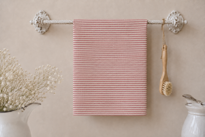 IB Laursen Geschirrtuch Martina Rot mit feinen Streifen an vintage Handtuchstange im Landhausstil dekoriert