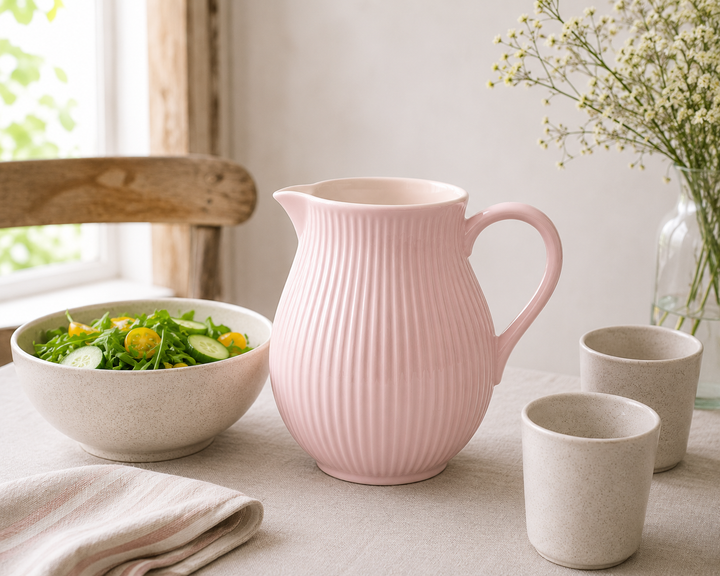 Ib Laursen Kanne Mynte English Rose 2,0 Liter auf hellem Tisch im skandinavischen Stil mit frischem Salat