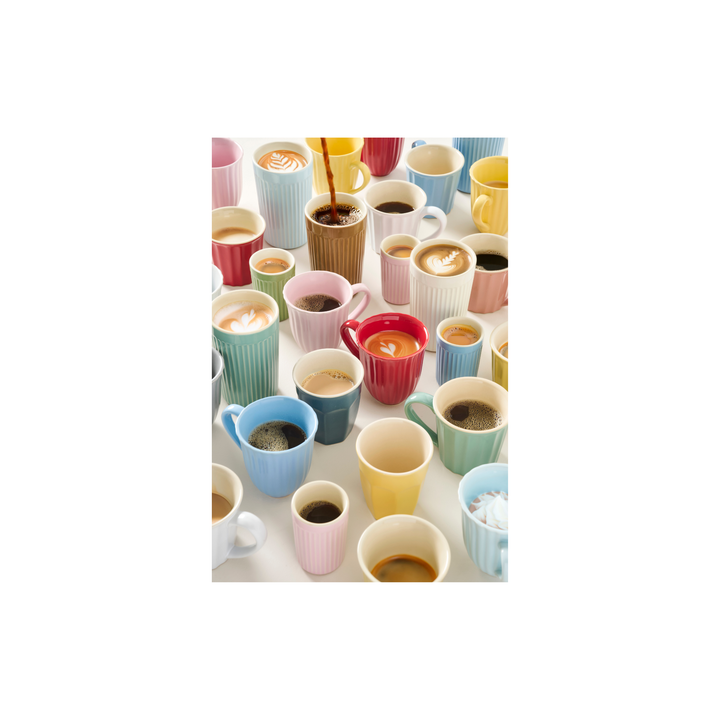 IB Laursen Mynte Becher Blue Bell kombiniert mit bunten Steingut Bechern der Serie