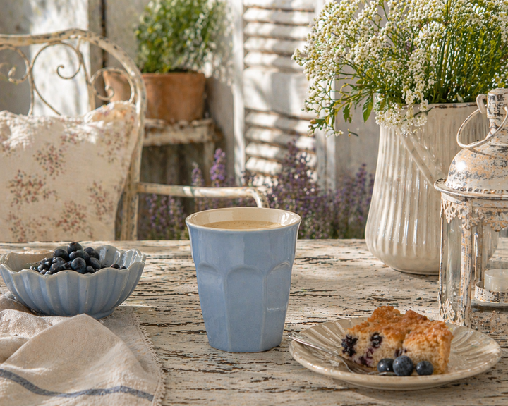 IB Laursen Mynte Becher Blue Bell in Nutzung mit Kaffee auf gedecktem Tisch im skandinavischen Landhausstil