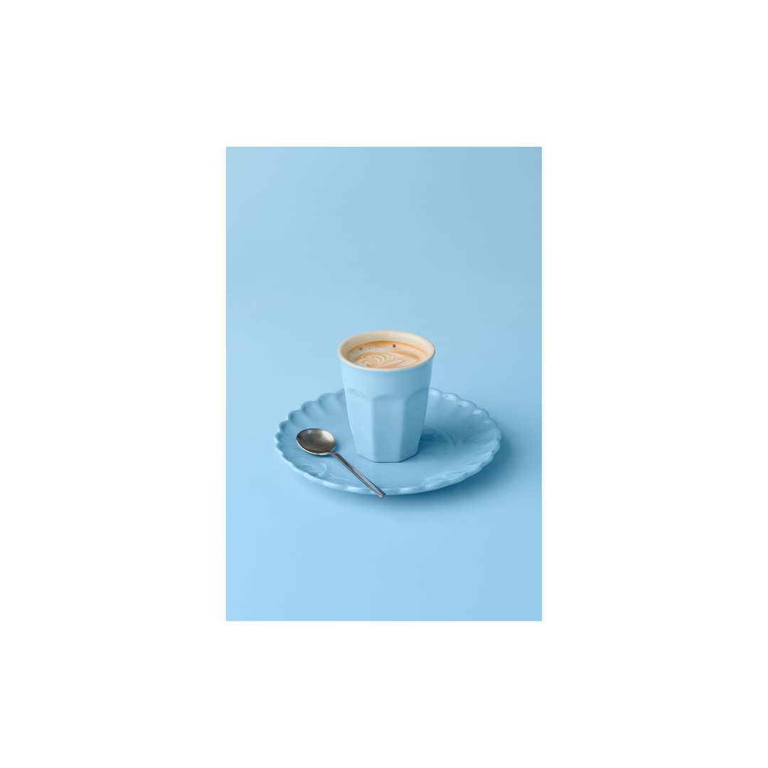 Mynte Becher Blue Bell von IB Laursen mit Kaffee auf passendem Teller im skandinavischen Stil