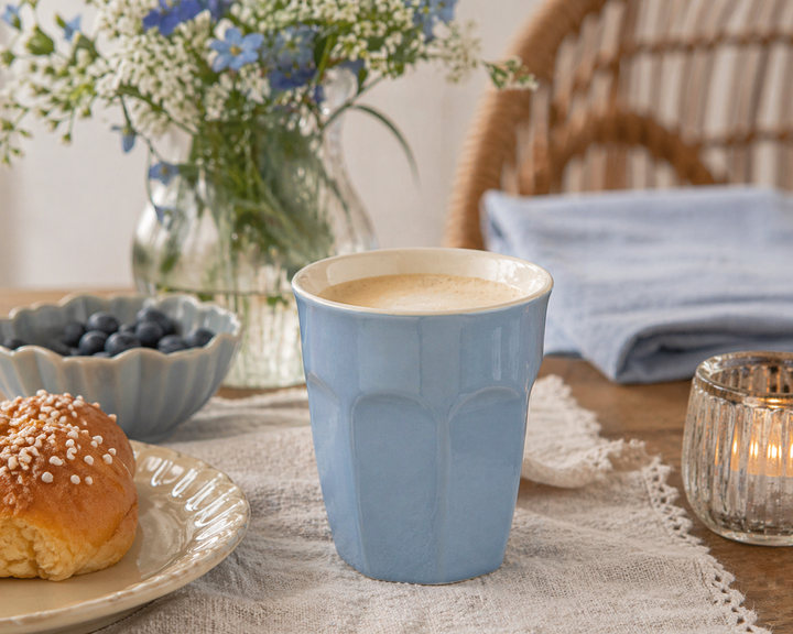 IB Laursen Mynte Becher Blue Bell auf sommerlicher Terrasse im Shabby Chic Landhausstil mit Kaffee und Kuchen