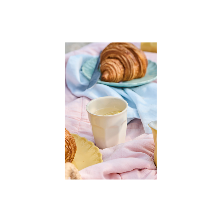 Mynte Becher Butter Cream von IB Laursen mit Tee und Croissant auf Stoff serviert