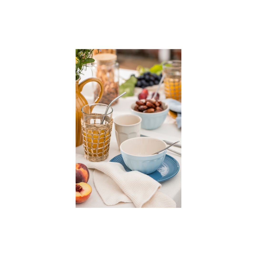 Mynte Becher Butter Cream von IB Laursen kombiniert mit Geschirr bei Frühstückstisch