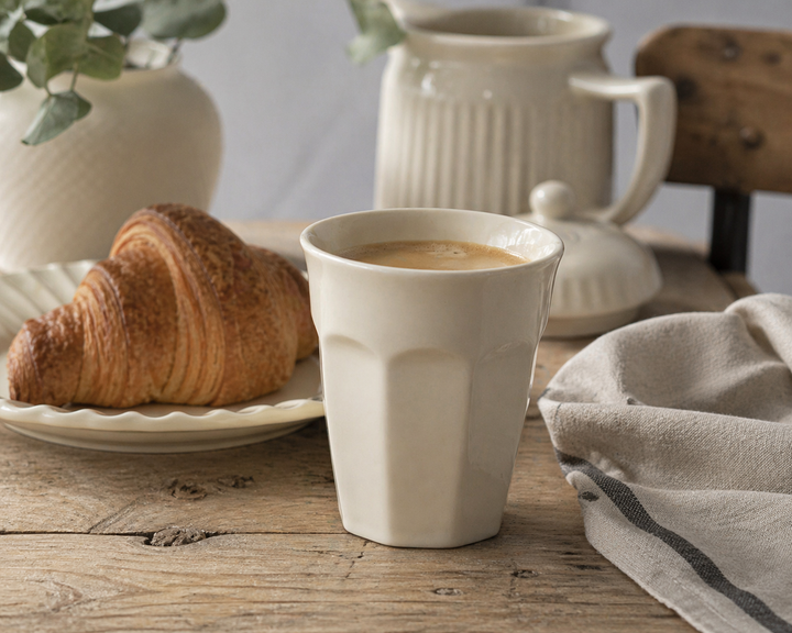 IB Laursen Mynte Becher Butter Cream mit Kaffee in Nutzung auf Holztisch im skandinavischen Landhausstil