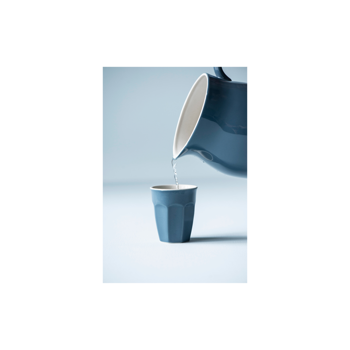 IB Laursen Mynte Becher Cornflower beim Eingießen von Kaffee – blauer Steingut Becher im skandinavischen Stil