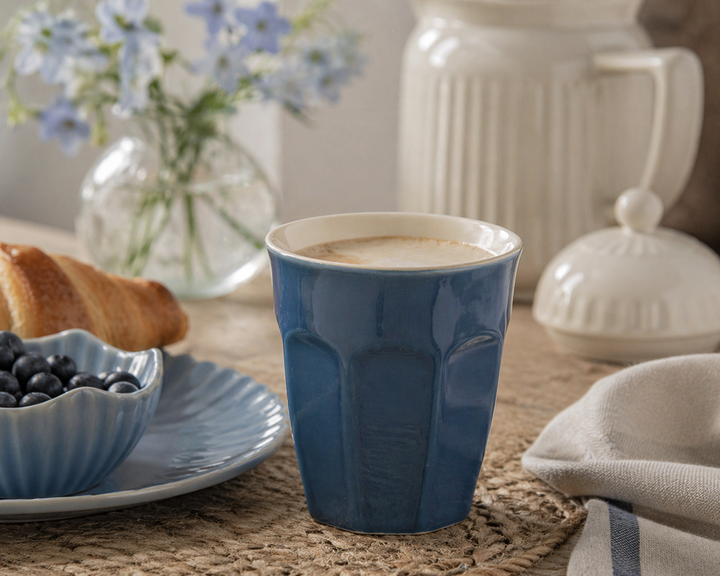 IB Laursen Mynte Becher Cornflower mit Kaffee in Nutzung auf gedecktem Tisch im skandinavischen Landhausstil