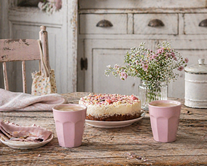 IB Laursen Mynte Becher English Rose rosa mit Kuchen auf urigem Holztisch Shabby Chic Landhausstil