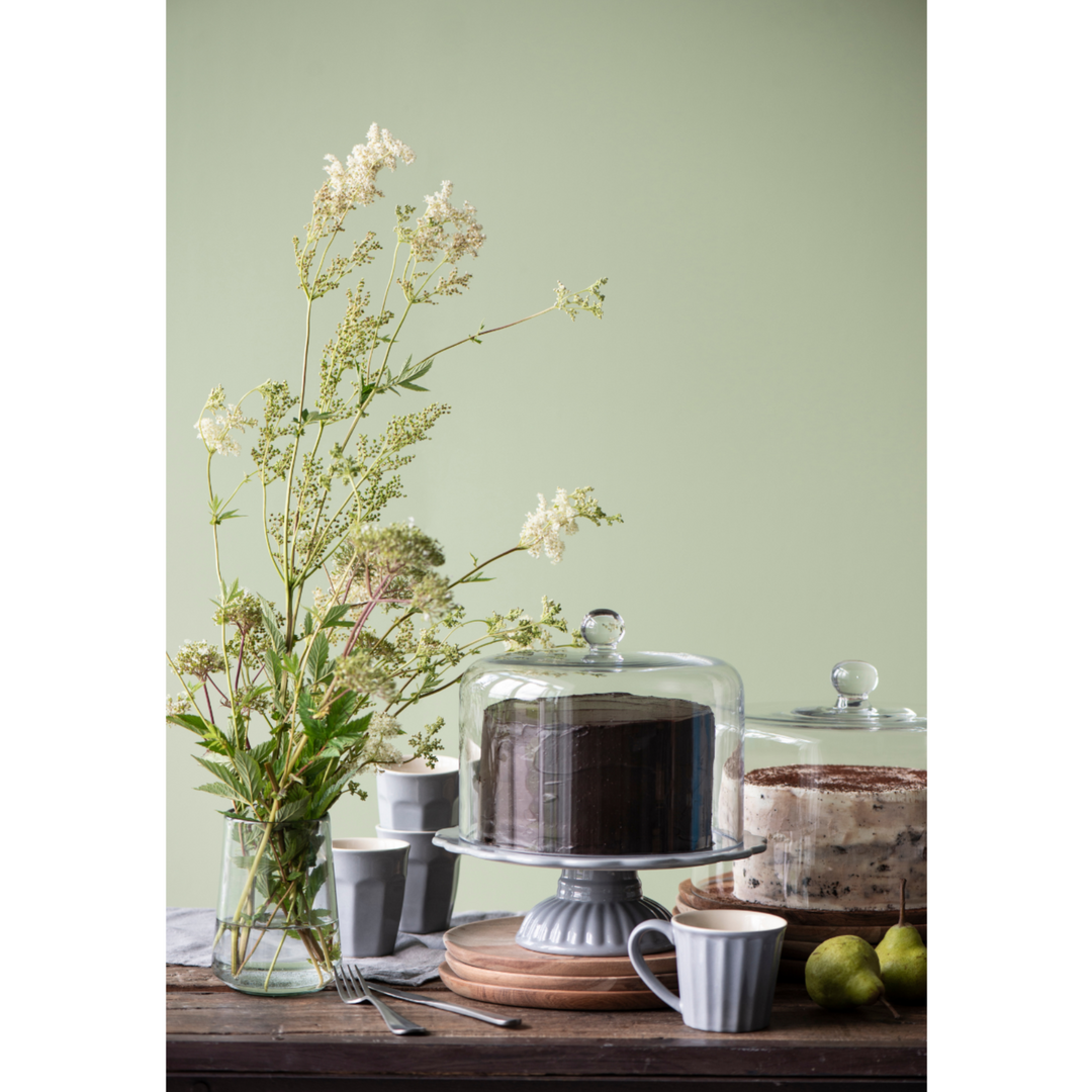 Mynte Becher French Grey von IB Laursen auf Tisch mit Kuchen und Geschirr – stilvolles Steingut in Grau