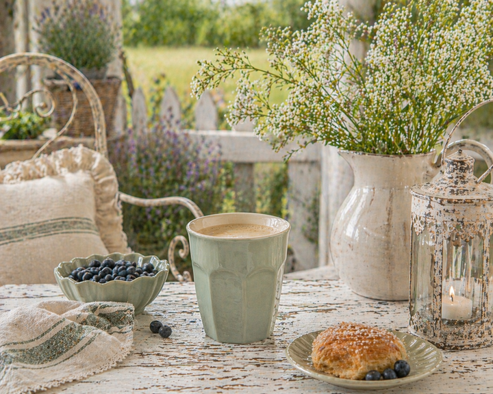 IB Laursen Mynte Becher Green Tea auf sommerlicher Terrasse im Shabby Chic Landhausstil mit Kaffee und Dekoration