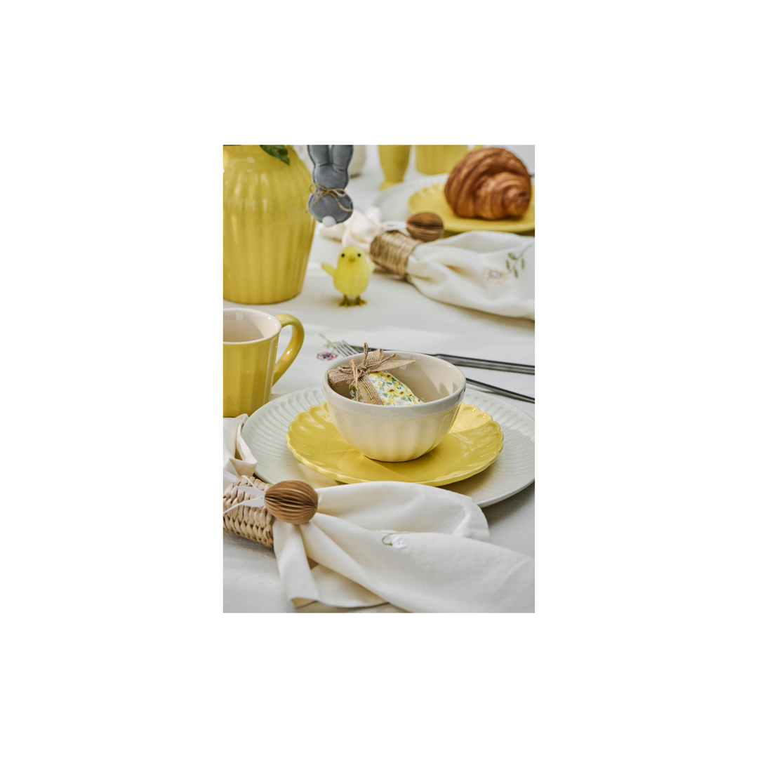 IB Laursen Mynte Butter Cream Geschirr dekoriert auf Frühstückstisch mit Frühlingsdeko