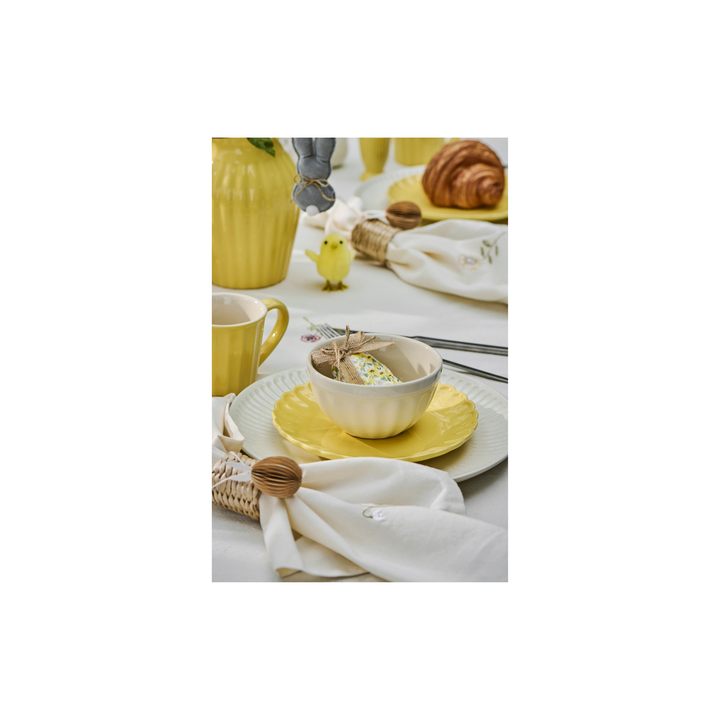 IB Laursen Mynte Butter Cream Geschirr dekoriert auf Frühstückstisch mit Frühlingsdeko