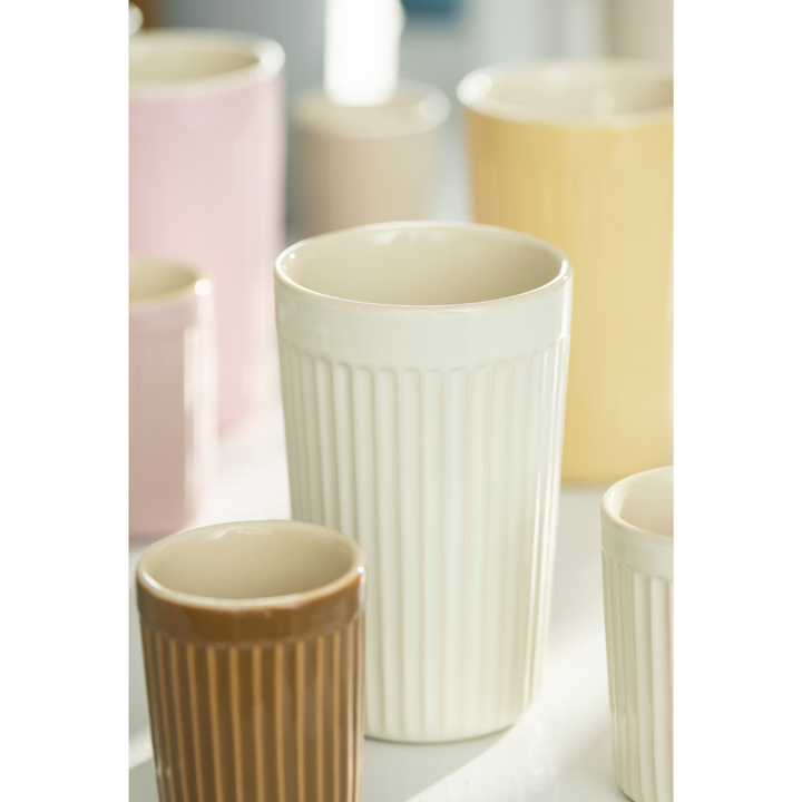 Mynte Café Latte Becher Butter Cream von IB Laursen im Arrangement mit weiteren Farben – harmonisches skandinavisches Geschirr