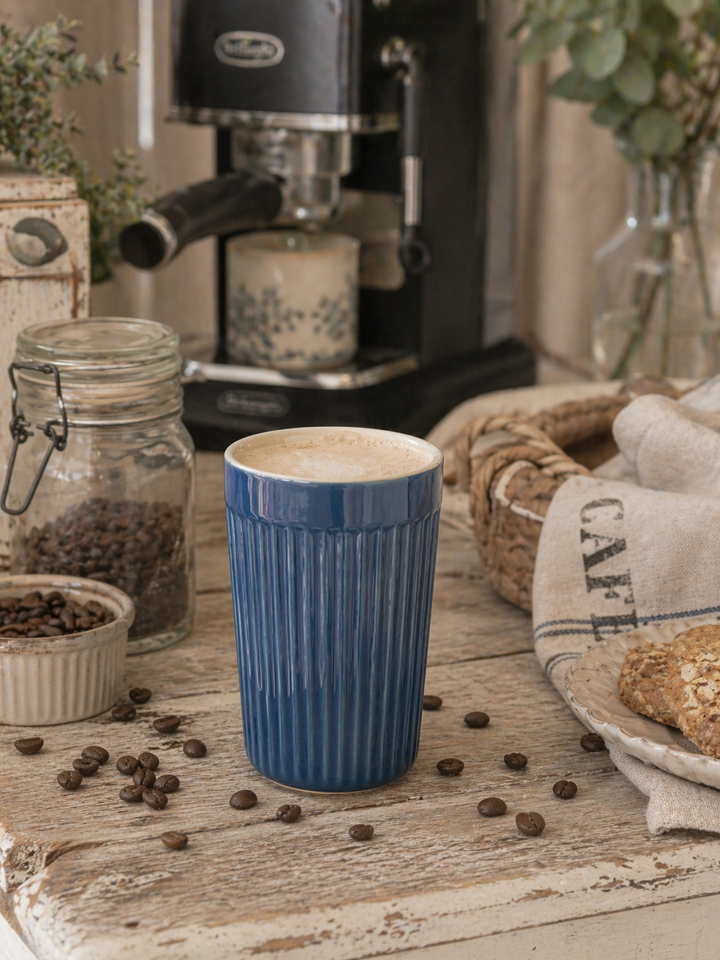 IB Laursen Mynte Café Latte Becher Cornflower in Landhausküche mit Kaffeemaschine und Kaffeebohnen auf Holztisch im Shabby Chic Stil