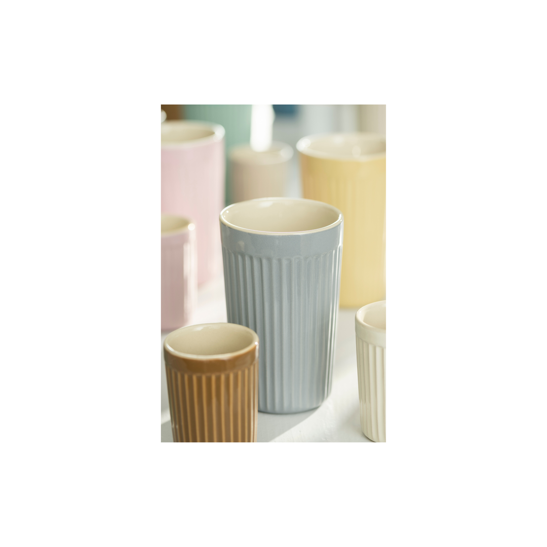 IB Laursen Mynte Café Latte Becher French Grey mit geriffelter Oberfläche im Detail