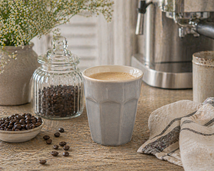 IB Laursen Mynte® Café Latte Becher French Grey auf rustikalem Holztisch mit Kaffeebohnen und Kaffeemaschine im Shabby Chic Stil