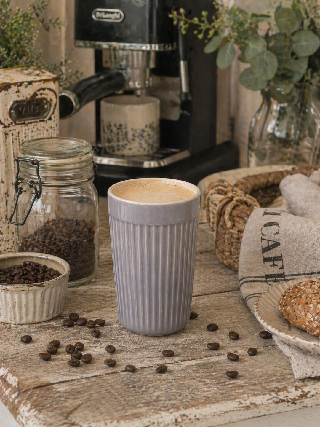 IB Laursen Mynte Café Latte Becher French Grey in Landhausküche mit Kaffeemaschine und Kaffeebohnen auf Holztisch im Shabby Chic Stil