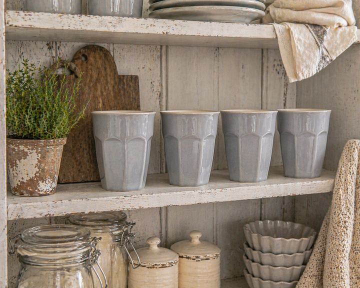 IB Laursen Mynte® Café Latte Becher French Grey im Regal einer Landhausküche im Shabby Chic Stil dekorativ arrangiert