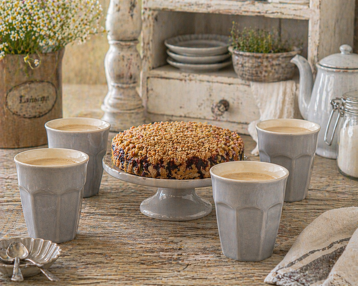 IB Laursen Mynte® Café Latte Becher French Grey als Set mit vier Bechern und Kuchen auf rustikalem Holztisch im Shabby Chic Landhausstil