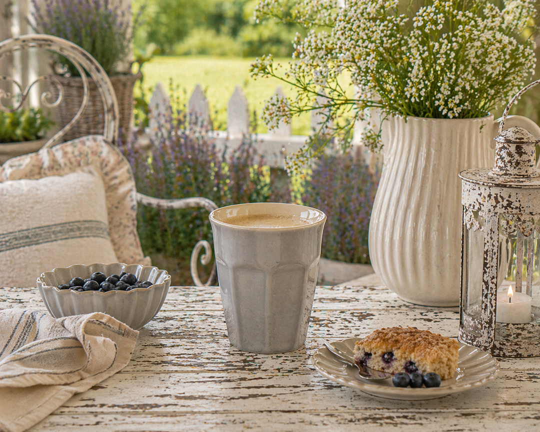 IB Laursen Mynte® Café Latte Becher French Grey auf sommerlicher Terrasse im Shabby Chic Landhausstil mit Kaffee und Gebäck