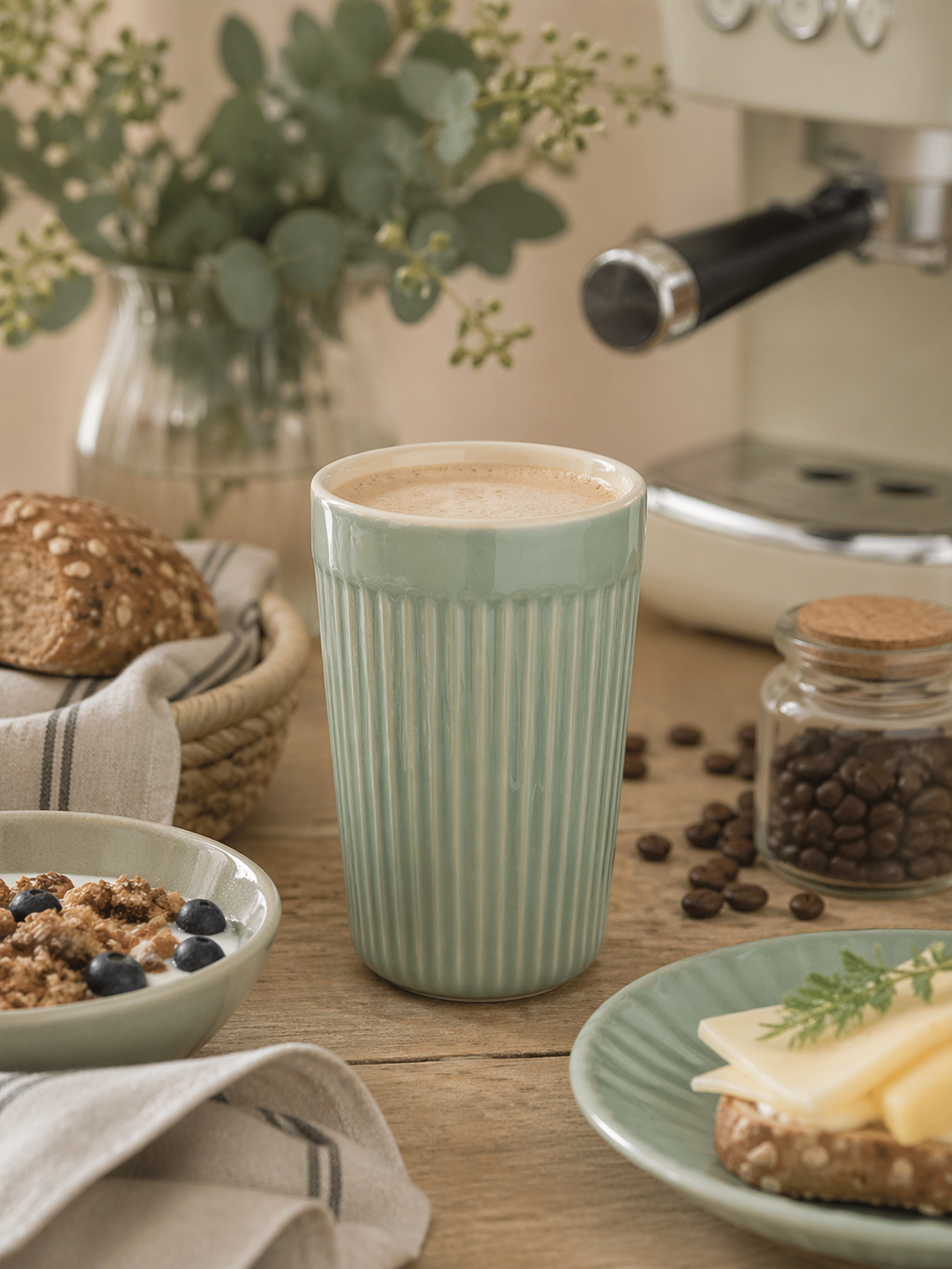 IB Laursen Mynte Café Latte Becher Green Tea in Nutzung als Kaffeebecher in skandinavischer Küchenszene mit Frühstück und natürlicher Dekoration