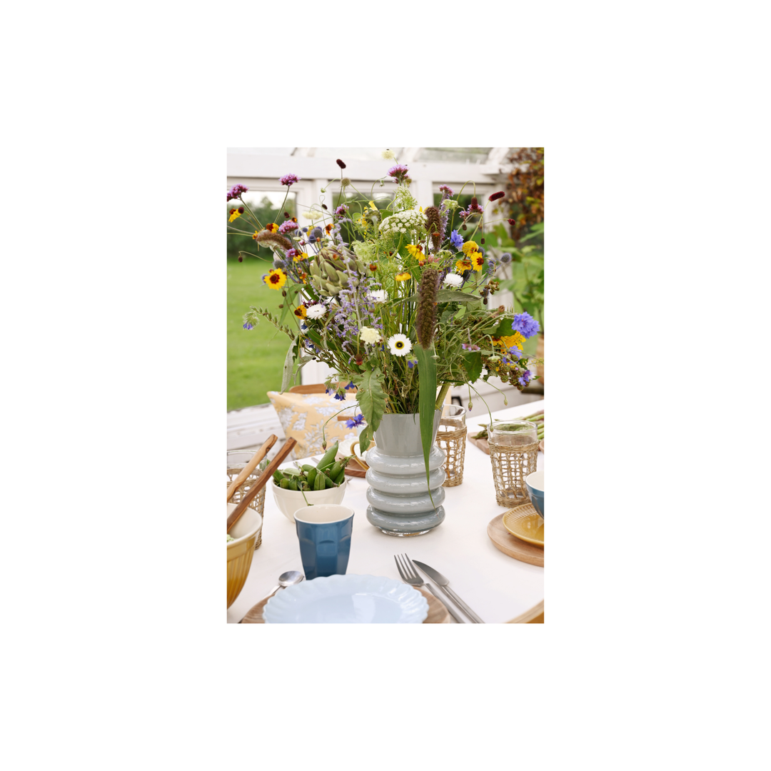 IB Laursen Mynte Geschirr Cornflower auf gedecktem Tisch mit Blumen – skandinavischer Landhausstil