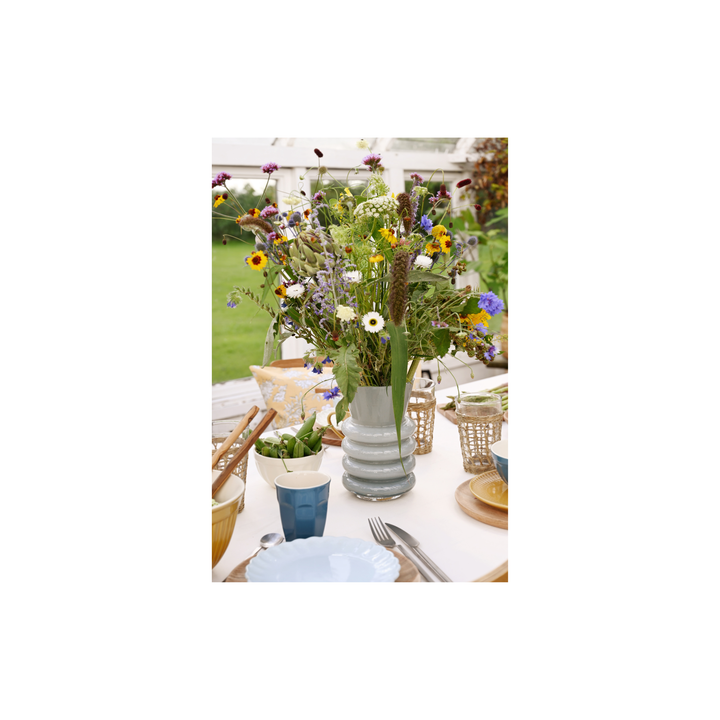 IB Laursen Mynte Geschirr Cornflower auf gedecktem Tisch mit Blumen – skandinavischer Landhausstil