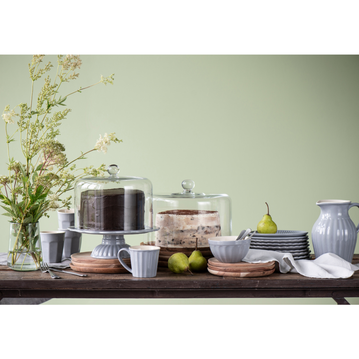 IB Laursen Mynte Geschirr in French Grey auf gedecktem Tisch mit Kuchen – skandinavischer Landhausstil
