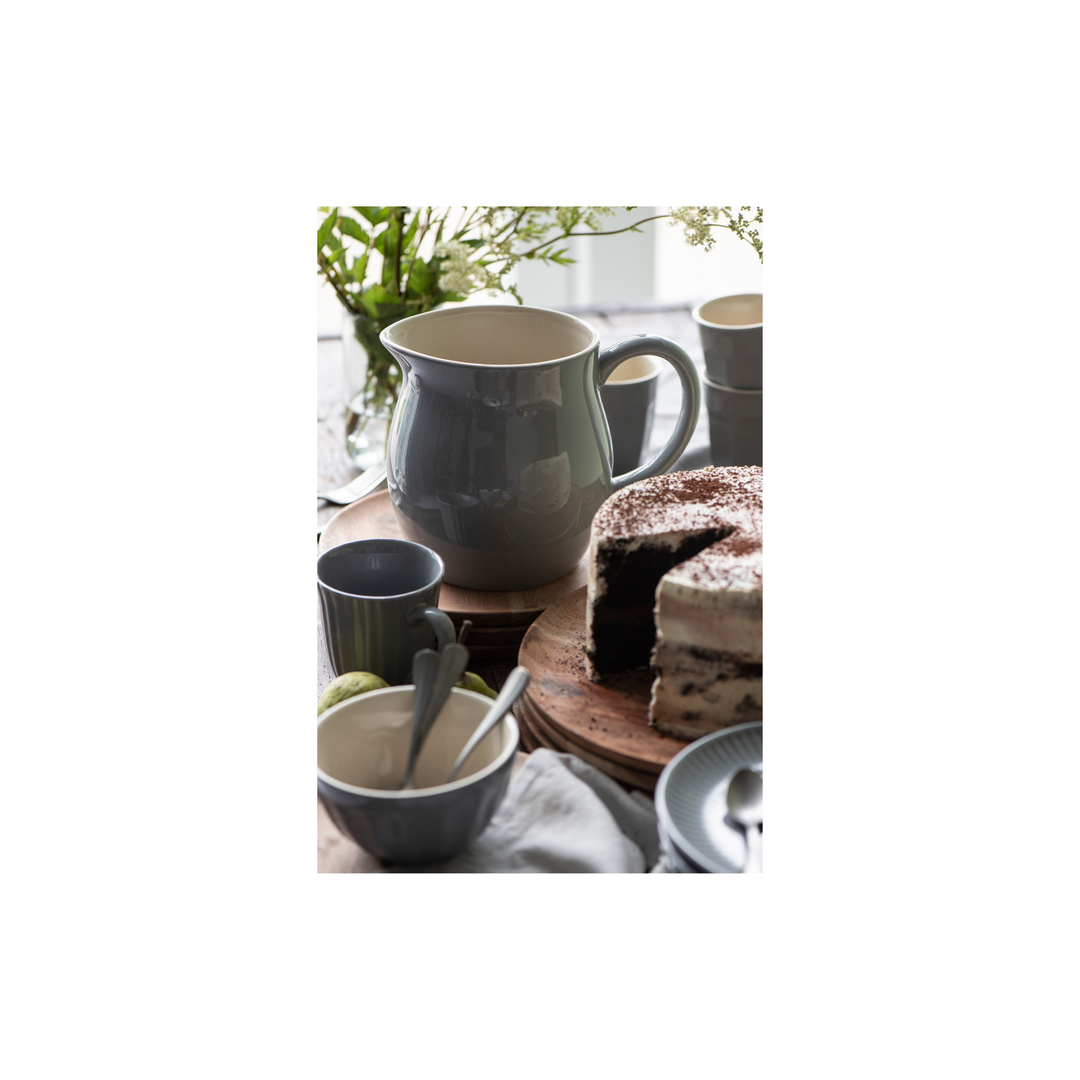Mynte French Grey Geschirr von IB Laursen auf gedecktem Kaffeetisch mit Kuchen