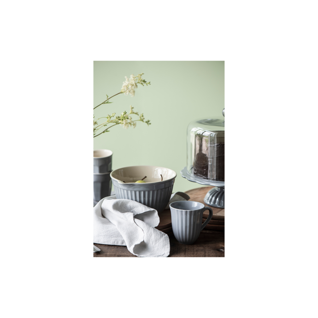 IB Laursen Mynte Geschirr French Grey im Stillleben mit Schale und Kuchen auf Holztisch