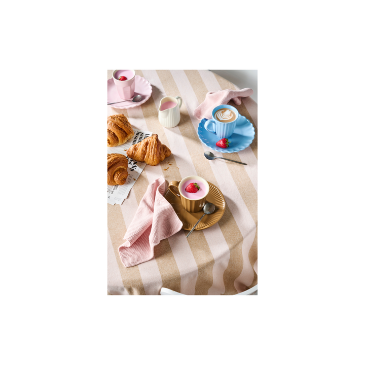IB Laursen Mynte Geschirr Blue Bell mit Croissants und Kaffee auf Tisch im skandinavischen Stil