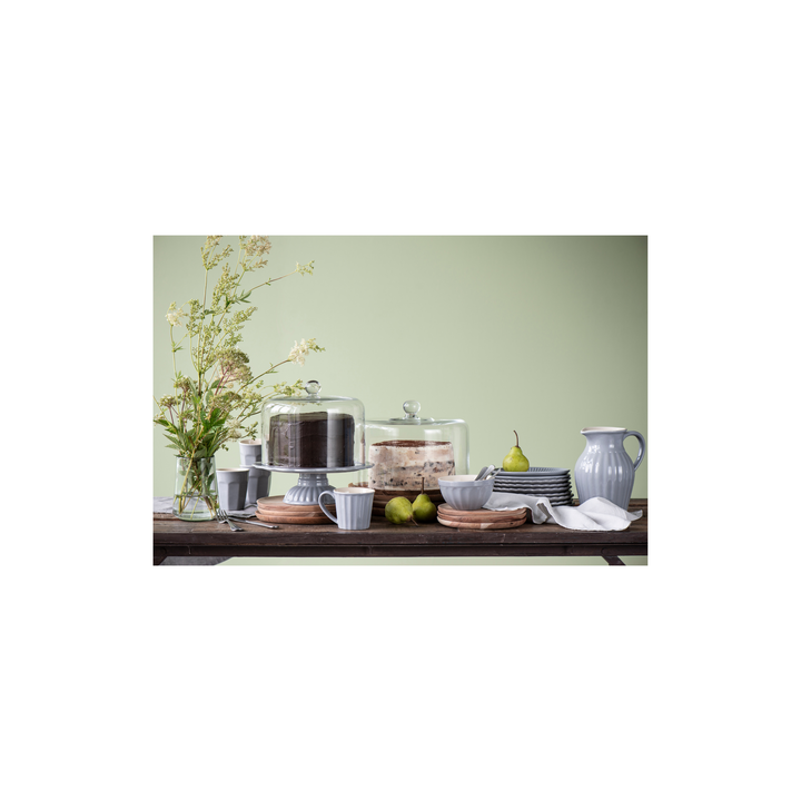 IB Laursen Mynte Geschirr French Grey auf gedecktem Tisch mit Kuchen und Dekoration