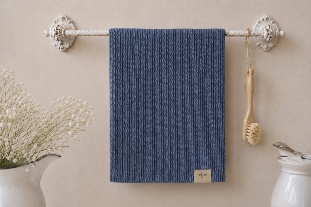 IB Laursen Mynte Geschirrtuch Cornflower Blau an dekorativer Vintage Handtuchstange im hellen Landhausstil mit Keramik und Schleierkraut