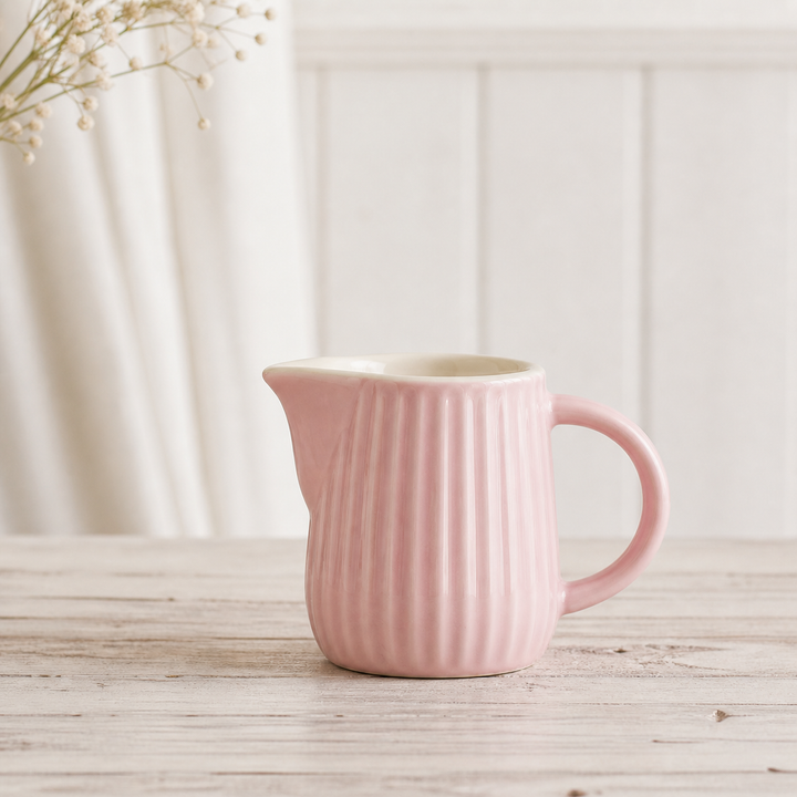 Ib Laursen Mynte Milch- und Sahnekännchen English Rose 200 ml auf hellem Landhaus Tisch mit weichem Licht minimalistisch inszeniert